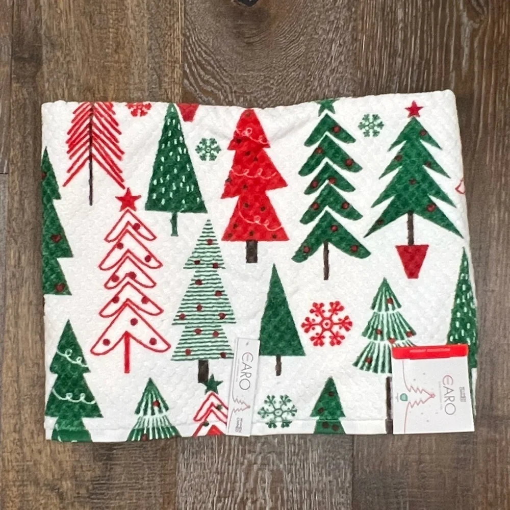 Caro - ‘Holiday Trees bundle’ bath towel set. NWT. Firm!